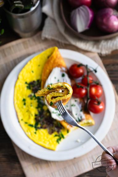 Zdjęcie - Omlet z czerwoną cebulą i natką - Przepisy kulinarne ze zdjęciami