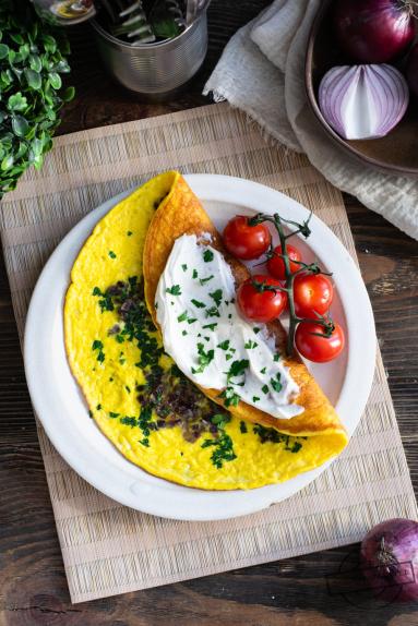 Zdjęcie - Omlet z czerwoną cebulą i natką - Przepisy kulinarne ze zdjęciami