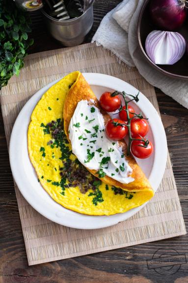 Zdjęcie - Omlet z czerwoną cebulą i natką - Przepisy kulinarne ze zdjęciami