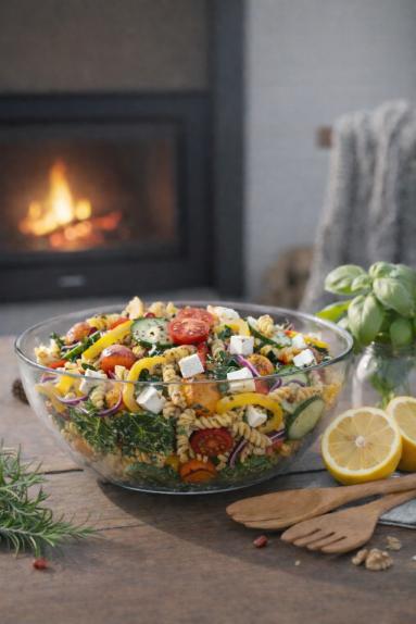 Zdjęcie - Sałatka z makaronem i warzywami - Przepisy kulinarne ze zdjęciami