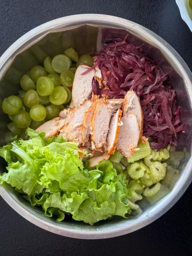 Zdjęcie: Sałatka z pieczonym kurczakiem, selerem naciowym i winogronami Zdjęcie - Sałatka z pieczonym kurczakiem, selerem naciowym i winogronami - Przepisy kulinarne ze zdjęciami