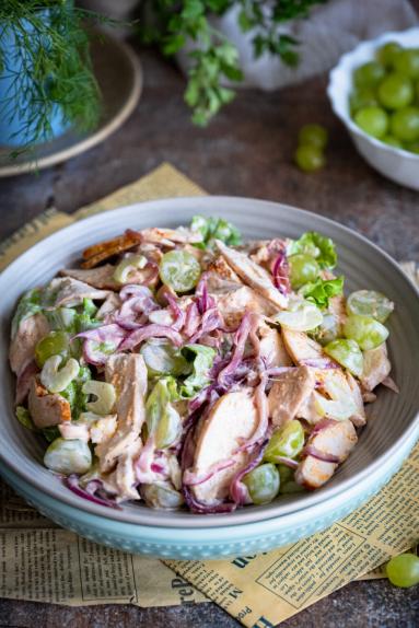 Zdjęcie: Sałatka z pieczonym kurczakiem, selerem naciowym i winogronami Zdjęcie - Sałatka z pieczonym kurczakiem, selerem naciowym i winogronami - Przepisy kulinarne ze zdjęciami