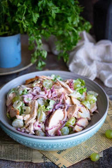 Zdjęcie - Sałatka z pieczonym kurczakiem, selerem naciowym i winogronami - Przepisy kulinarne ze zdjęciami