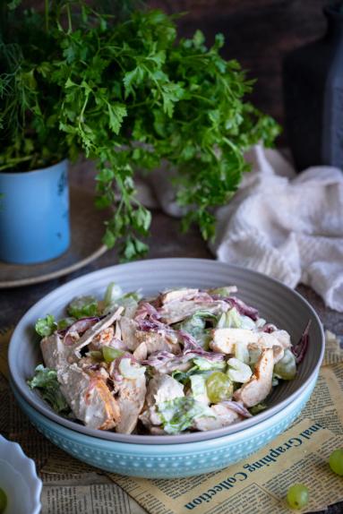 Zdjęcie - Sałatka z pieczonym kurczakiem, selerem naciowym i winogronami - Przepisy kulinarne ze zdjęciami