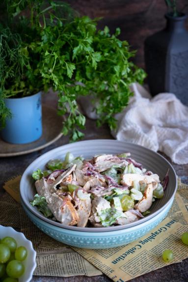 Zdjęcie - Sałatka z pieczonym kurczakiem, selerem naciowym i winogronami - Przepisy kulinarne ze zdjęciami