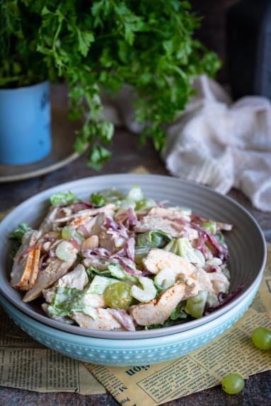 Zdjęcie - Sałatka z pieczonym kurczakiem, selerem naciowym i winogronami - Przepisy kulinarne ze zdjęciami