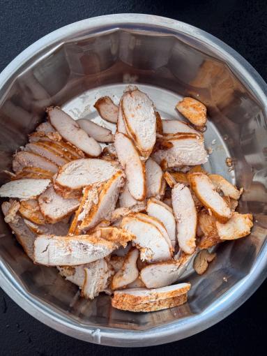 Zdjęcie: Sałatka z pieczonym kurczakiem, selerem naciowym i winogronami Zdjęcie - Sałatka z pieczonym kurczakiem, selerem naciowym i winogronami - Przepisy kulinarne ze zdjęciami