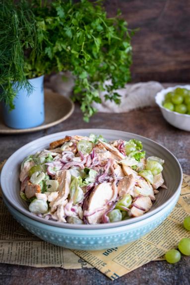 Zdjęcie - Sałatka z pieczonym kurczakiem, selerem naciowym i winogronami - Przepisy kulinarne ze zdjęciami