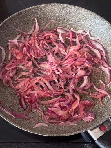 Zdjęcie: Sałatka z pieczonym kurczakiem, selerem naciowym i winogronami Zdjęcie - Sałatka z pieczonym kurczakiem, selerem naciowym i winogronami - Przepisy kulinarne ze zdjęciami