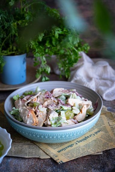 Zdjęcie - Sałatka z pieczonym kurczakiem, selerem naciowym i winogronami - Przepisy kulinarne ze zdjęciami