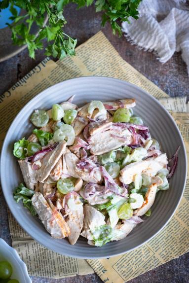 Zdjęcie - Sałatka z pieczonym kurczakiem, selerem naciowym i winogronami - Przepisy kulinarne ze zdjęciami