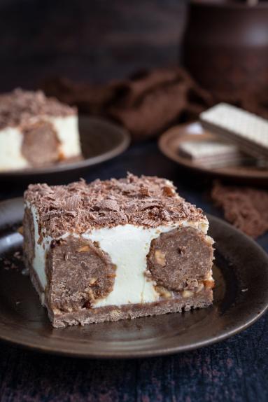 Zdjęcie - Ciasto z wafelkowymi kuleczkami &ndash; bez pieczenia - Przepisy kulinarne ze zdjęciami