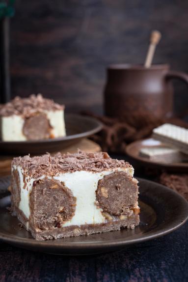 Zdjęcie - Ciasto z wafelkowymi kuleczkami &ndash; bez pieczenia - Przepisy kulinarne ze zdjęciami