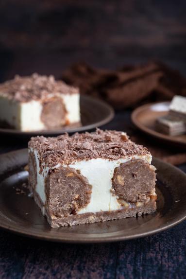 Zdjęcie - Ciasto z wafelkowymi kuleczkami &ndash; bez pieczenia - Przepisy kulinarne ze zdjęciami