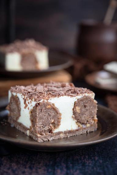 Zdjęcie - Ciasto z wafelkowymi kuleczkami &ndash; bez pieczenia - Przepisy kulinarne ze zdjęciami