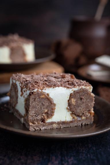 Zdjęcie - Ciasto z wafelkowymi kuleczkami &ndash; bez pieczenia - Przepisy kulinarne ze zdjęciami