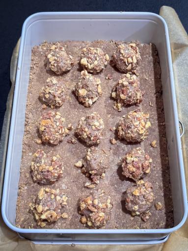 Zdjęcie: Ciasto z wafelkowymi kuleczkami – bez pieczenia Zdjęcie - Ciasto z wafelkowymi kuleczkami – bez pieczenia - Przepisy kulinarne ze zdjęciami