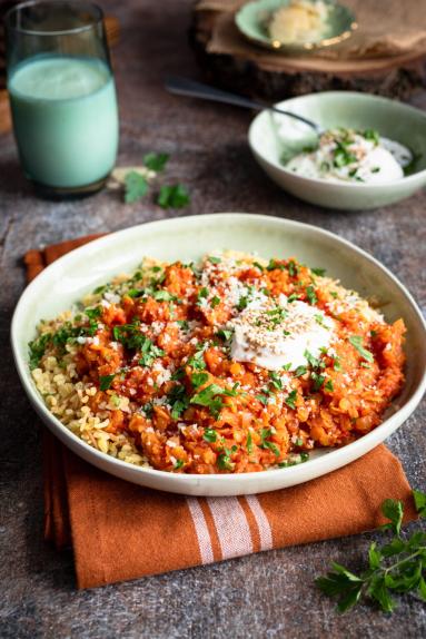 Zdjęcie - Gulasz z soczewicy z kaszą bulgur - Przepisy kulinarne ze zdjęciami