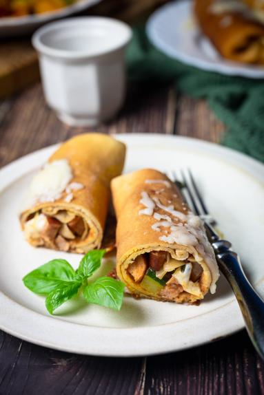 Zdjęcie - Naleśniki z kapustą, kiełbasą i cukinią - Przepisy kulinarne ze zdjęciami