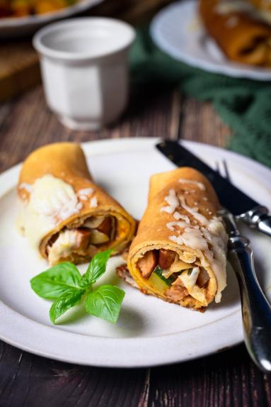 Zdjęcie - Naleśniki z kapustą, kiełbasą i cukinią - Przepisy kulinarne ze zdjęciami