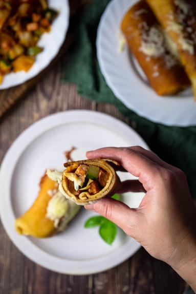 Zdjęcie - Naleśniki z kapustą, kiełbasą i cukinią - Przepisy kulinarne ze zdjęciami