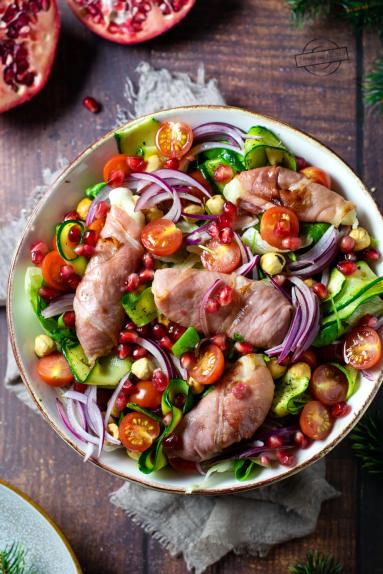 Zdjęcie: Sałatka z mozzarellą w szynce parmeńskiej Zdjęcie - Sałatka z mozzarellą w szynce parmeńskiej - Przepisy kulinarne ze zdjęciami