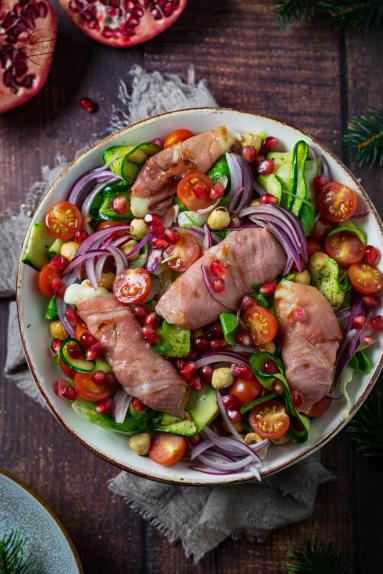 Zdjęcie - Sałatka z mozzarellą w szynce parmeńskiej - Przepisy kulinarne ze zdjęciami