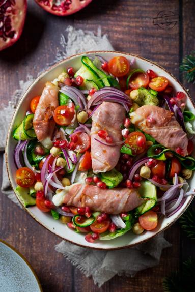 Zdjęcie: Sałatka z mozzarellą w szynce parmeńskiej Zdjęcie - Sałatka z mozzarellą w szynce parmeńskiej - Przepisy kulinarne ze zdjęciami