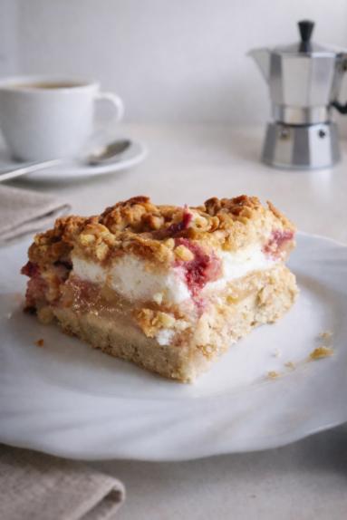 Zdjęcie: Kruche ciasto z jabłkami, pianą i malinami Zdjęcie - Kruche ciasto z jabłkami, pianą i malinami - Przepisy kulinarne ze zdjęciami