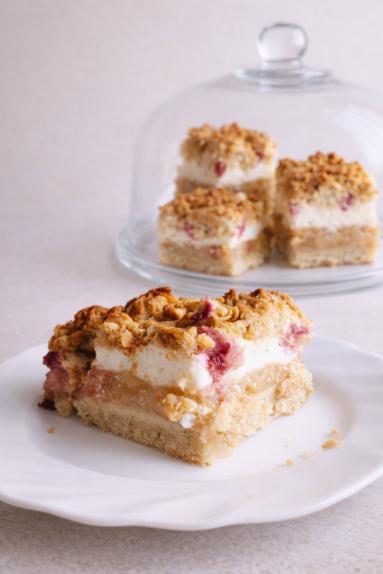 Zdjęcie: Kruche ciasto z jabłkami, pianą i malinami Zdjęcie - Kruche ciasto z jabłkami, pianą i malinami - Przepisy kulinarne ze zdjęciami