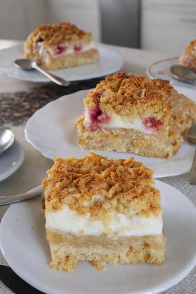 Zdjęcie: Kruche ciasto z jabłkami, pianą i malinami Zdjęcie - Kruche ciasto z jabłkami, pianą i malinami - Przepisy kulinarne ze zdjęciami