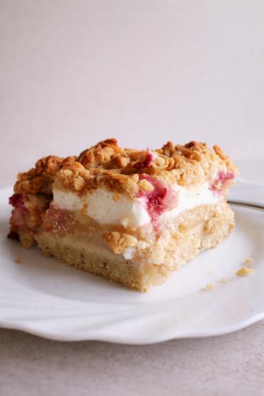 Zdjęcie: Kruche ciasto z jabłkami, pianą i malinami Zdjęcie - Kruche ciasto z jabłkami, pianą i malinami - Przepisy kulinarne ze zdjęciami