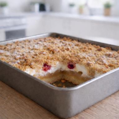 Zdjęcie - Kruche ciasto z jabłkami, pianą i malinami - Przepisy kulinarne ze zdjęciami