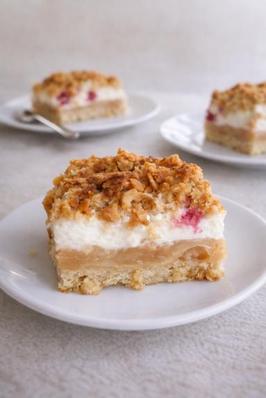 Zdjęcie: Kruche ciasto z jabłkami, pianą i malinami Zdjęcie - Kruche ciasto z jabłkami, pianą i malinami - Przepisy kulinarne ze zdjęciami