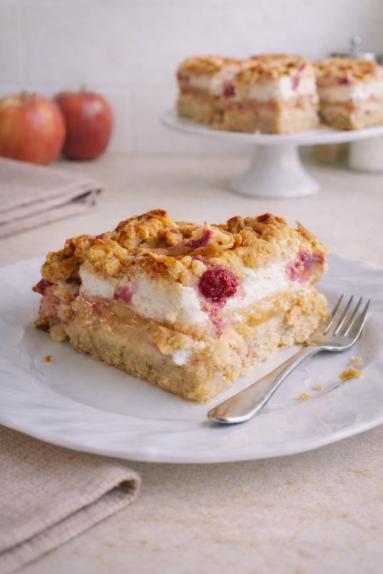 Zdjęcie - Kruche ciasto z jabłkami, pianą i malinami - Przepisy kulinarne ze zdjęciami