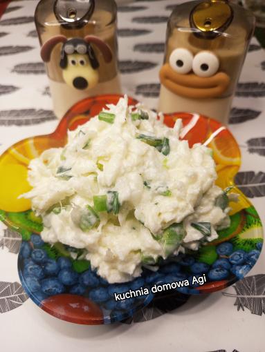 Zdjęcie: Surówka z białej rzodkwi i szczypiorku ze śmietaną Zdjęcie - Surówka z białej rzodkwi i szczypiorku ze śmietaną - Przepisy kulinarne ze zdjęciami