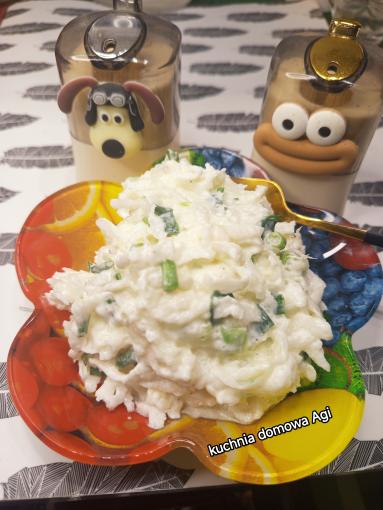 Zdjęcie: Surówka z białej rzodkwi i szczypiorku ze śmietaną Zdjęcie - Surówka z białej rzodkwi i szczypiorku ze śmietaną - Przepisy kulinarne ze zdjęciami