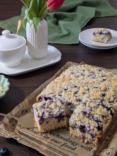 Zdjęcie - Ciasto z białą czekoladą, bor&oacute;wkami i kruszonką - Przepisy kulinarne ze zdjęciami