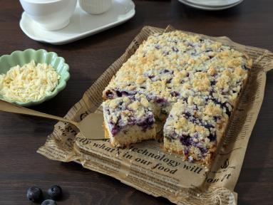 Zdjęcie - Ciasto z białą czekoladą, bor&oacute;wkami i kruszonką - Przepisy kulinarne ze zdjęciami