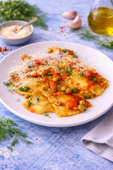 Zdjęcie - Ravioli  w pomidorach z zielonym groszkiem - Przepisy kulinarne ze zdjęciami