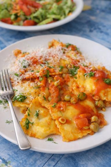 Zdjęcie: Ravioli w pomidorach z zielonym groszkiem Zdjęcie - Ravioli w pomidorach z zielonym groszkiem - Przepisy kulinarne ze zdjęciami
