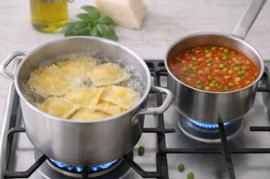 Zdjęcie - Ravioli  w pomidorach z zielonym groszkiem - Przepisy kulinarne ze zdjęciami