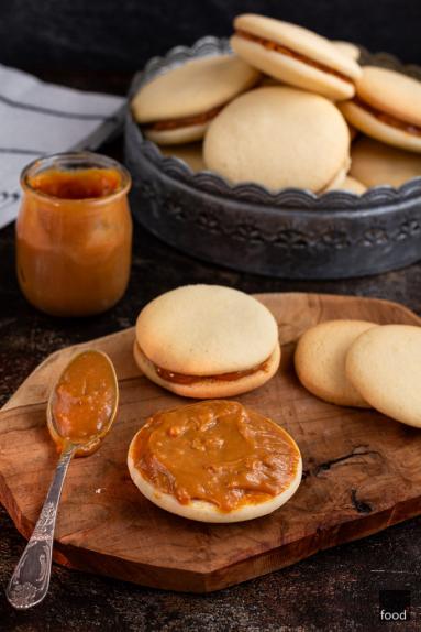 Zdjęcie: Alfajores con dulce de leche – kruche ciasteczka z kajmakiem Zdjęcie - Alfajores con dulce de leche – kruche ciasteczka z kajmakiem - Przepisy kulinarne ze zdjęciami