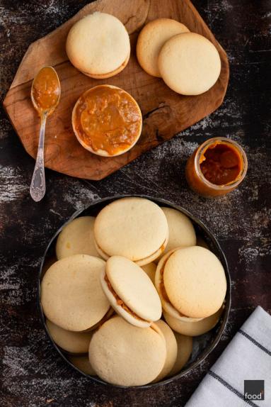 Zdjęcie: Alfajores con dulce de leche – kruche ciasteczka z kajmakiem Zdjęcie - Alfajores con dulce de leche – kruche ciasteczka z kajmakiem - Przepisy kulinarne ze zdjęciami