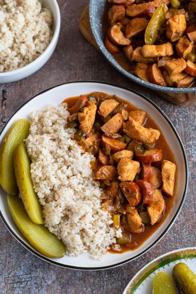 Zdjęcie - Gulasz drobiowy z kiełbasą i grzybami - Przepisy kulinarne ze zdjęciami