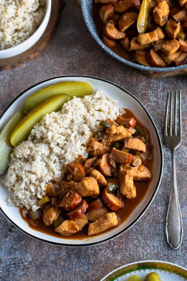 Zdjęcie - Gulasz drobiowy z kiełbasą i grzybami - Przepisy kulinarne ze zdjęciami