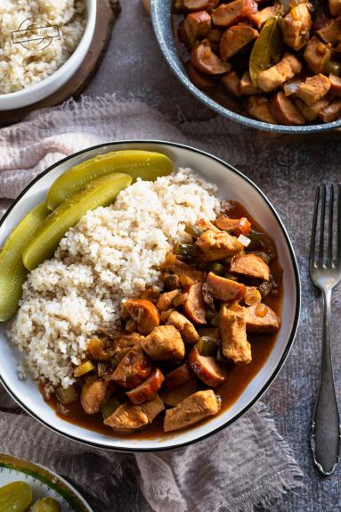 Zdjęcie - Gulasz drobiowy z kiełbasą i grzybami - Przepisy kulinarne ze zdjęciami