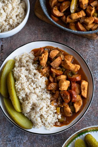 Zdjęcie - Gulasz drobiowy z kiełbasą i grzybami - Przepisy kulinarne ze zdjęciami