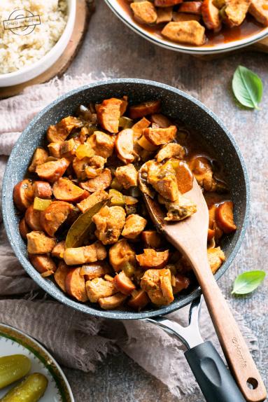 Zdjęcie - Gulasz drobiowy z kiełbasą i grzybami - Przepisy kulinarne ze zdjęciami