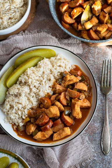 Zdjęcie - Gulasz drobiowy z kiełbasą i grzybami - Przepisy kulinarne ze zdjęciami